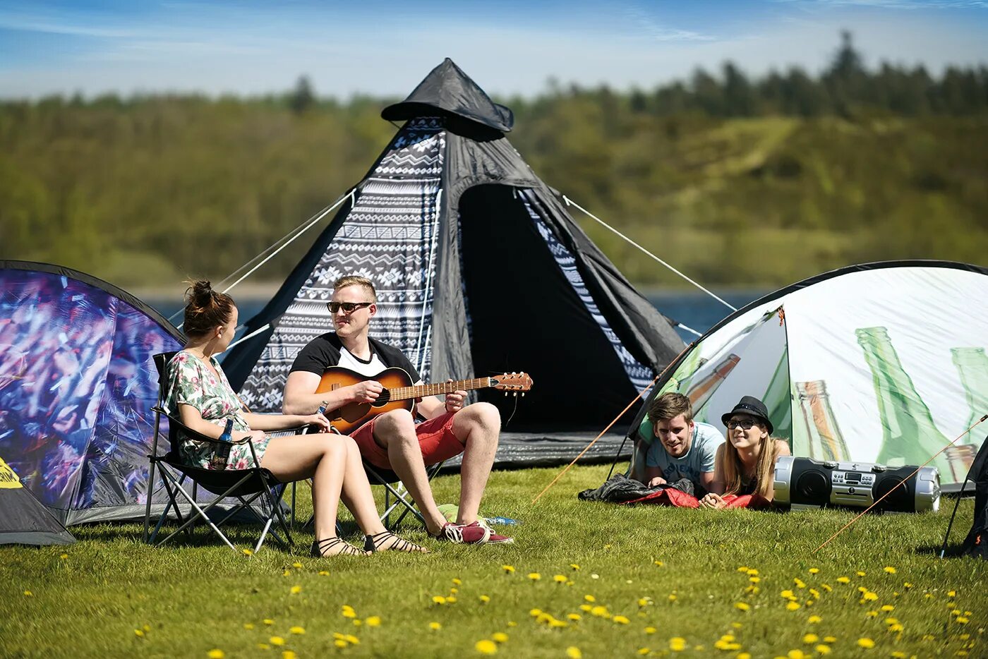 Camp hot. Шатер Кемп фестиваль. Палатка фест глэмпинг. Фестиваль с палатками. Кемпинг люди.