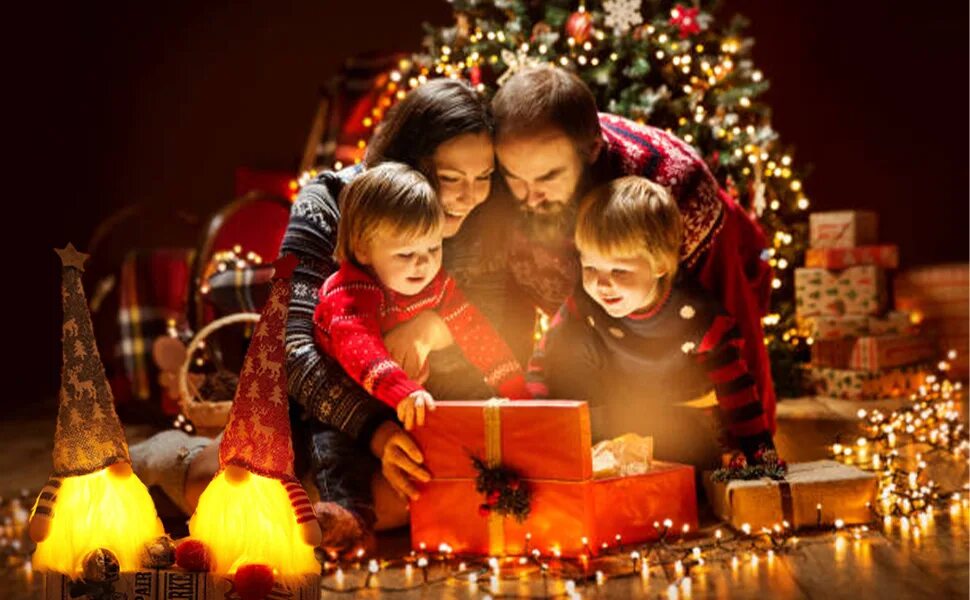 Новый год семья. Ребенок дарит подарок папе. Christmas gift for mom. Рождество родители. Новогодняя фотосессия семейная.