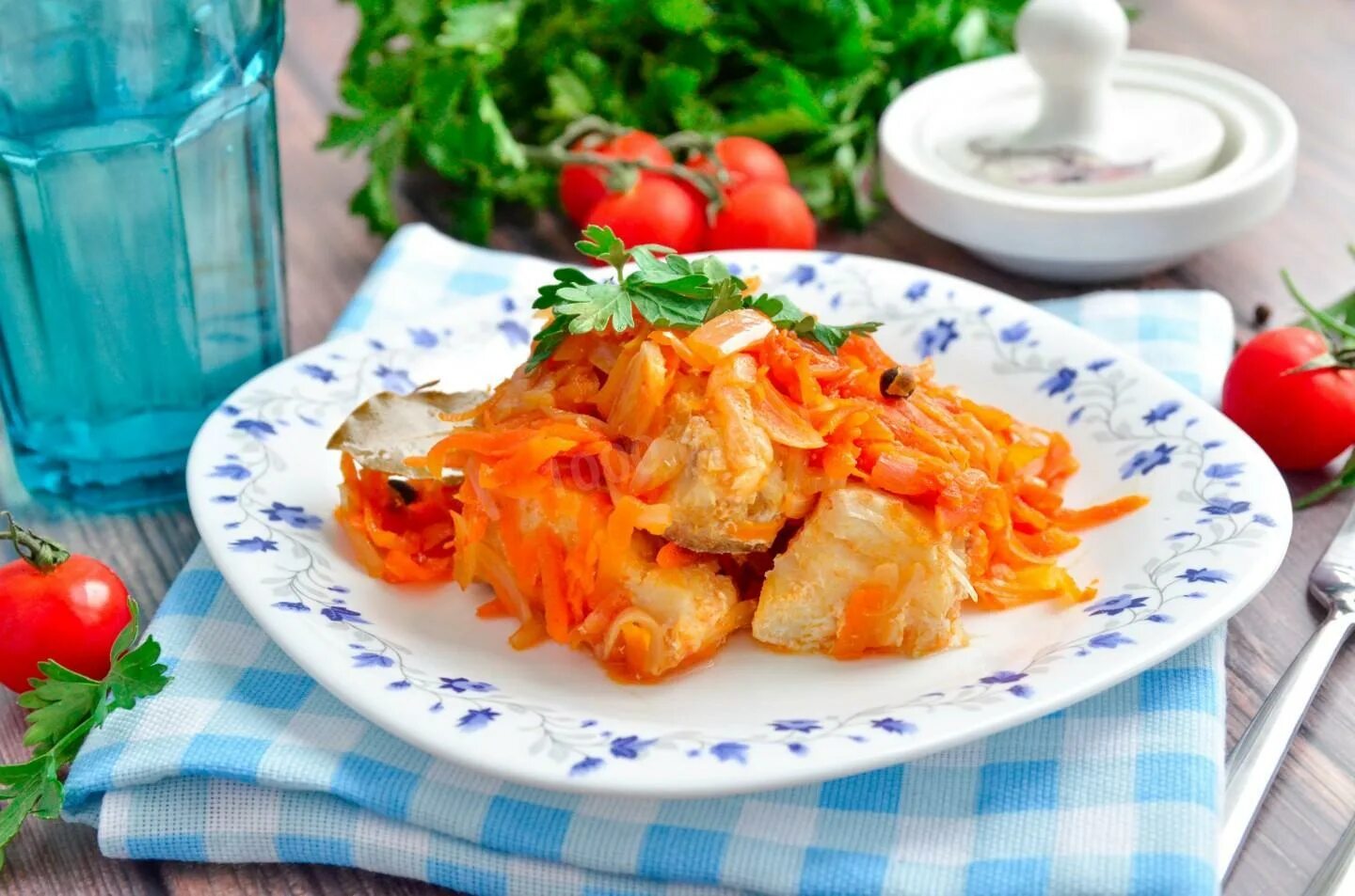 Минтай в соусе на сковороде рецепт. Рыба треска под маринадом. Минтай в маринаде с морковью и луком.