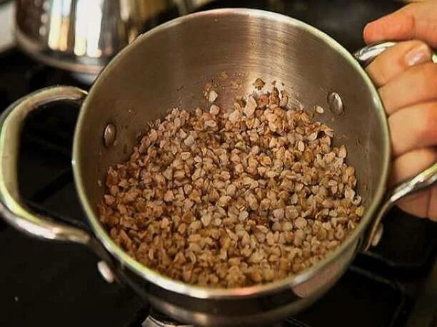 Гречка закипела. Гречневая каша в кастрюле. Кастрюля с гречневой кашей. Каша в кастрюле сверху. Кастрюлька с гречкой.