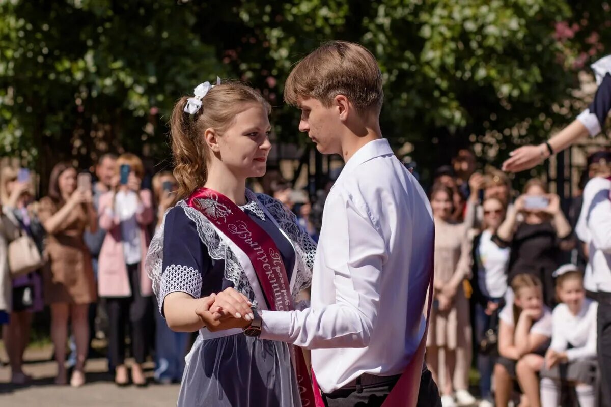 Звуки школьного вальса. Образ на выпускной. Выпускной вальс. Вальс на выпускной 11 класс. Выпускники.