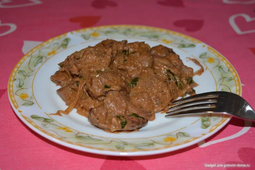 Печень с луком и сыром. Печень по строгановски с рисом. Печень куриная по-строгановски. Рис с печенью по строгановски. Печенка в медовом соусе.