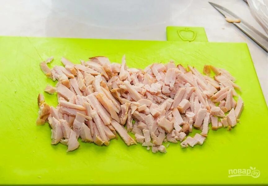 Салат с жареной картошкой соломкой. Нарезать куриное филе соломкой. Салат с картофельной соломкой и копченой курицей. Салат порезанный соломкой. Салат муравейник.
