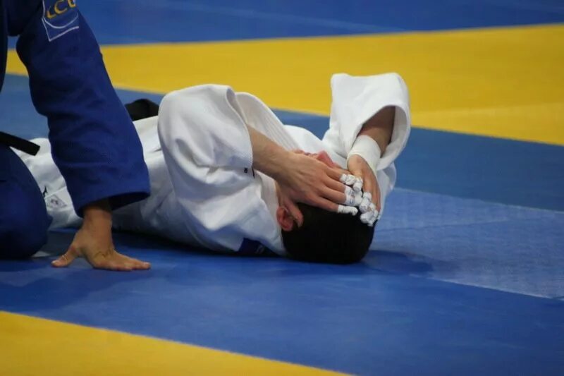 Спортсмен на старте. Плачущий спортсмен. Спортсмены после поражения. Спортсмен в расстройстве. Поражение в спорте.