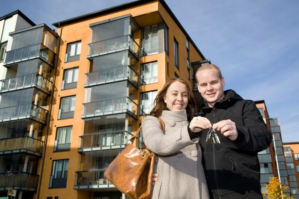 Счастливые люди в квартире. Иностранные граждане. Аренда квартир. Иностранные граждане в рф. Семья новостройка.