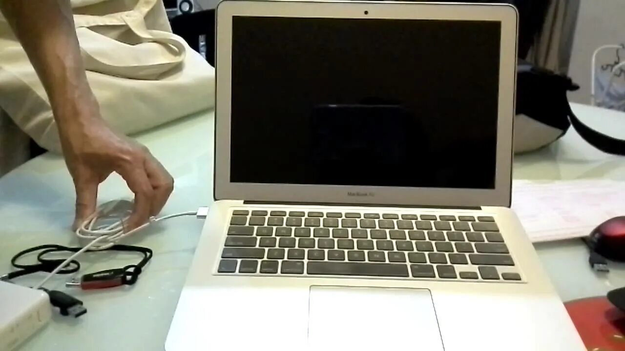 Ноутбук разрядился. Ноутбук заряжается. Многозадачность MACBOOK Air. Разряженный макбук.