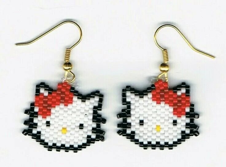 Как сплести hello kitty из бисера. Хелло китти бисер. бисер сережки хелло китти. серёжки из бисера хелло китти. фигурки из бисера хелло китти.