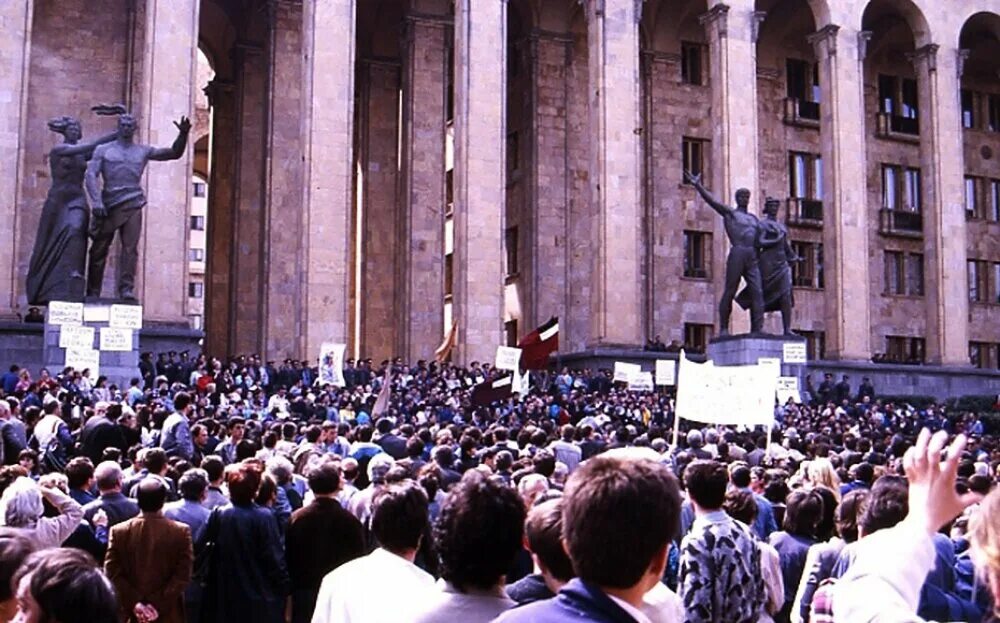 Россия 2 9 апреля. Тбилиси 1989 9 April.. 9 Апреля 1989 Тбилиси. 1989 Г. — митинг в Тбилиси. Тбилиси 1989 разгон демонстрации.