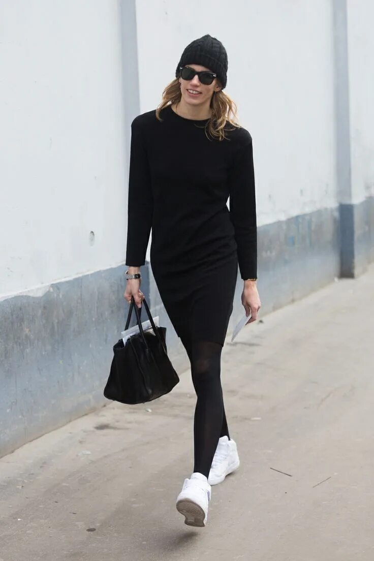 черное платье черные колготки и белые кроссовки. кроссовки с черными колготками. кеды с колготками. белые кеды с черными колготками. черные колготки и белые кроссовки.