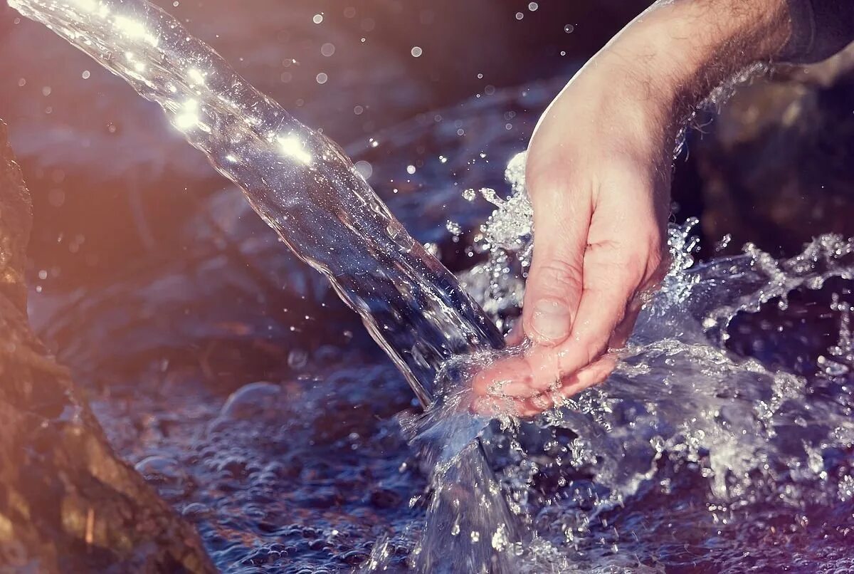 В солнечном дали воду. Источник воды. Чистая вода. Вода из родника.