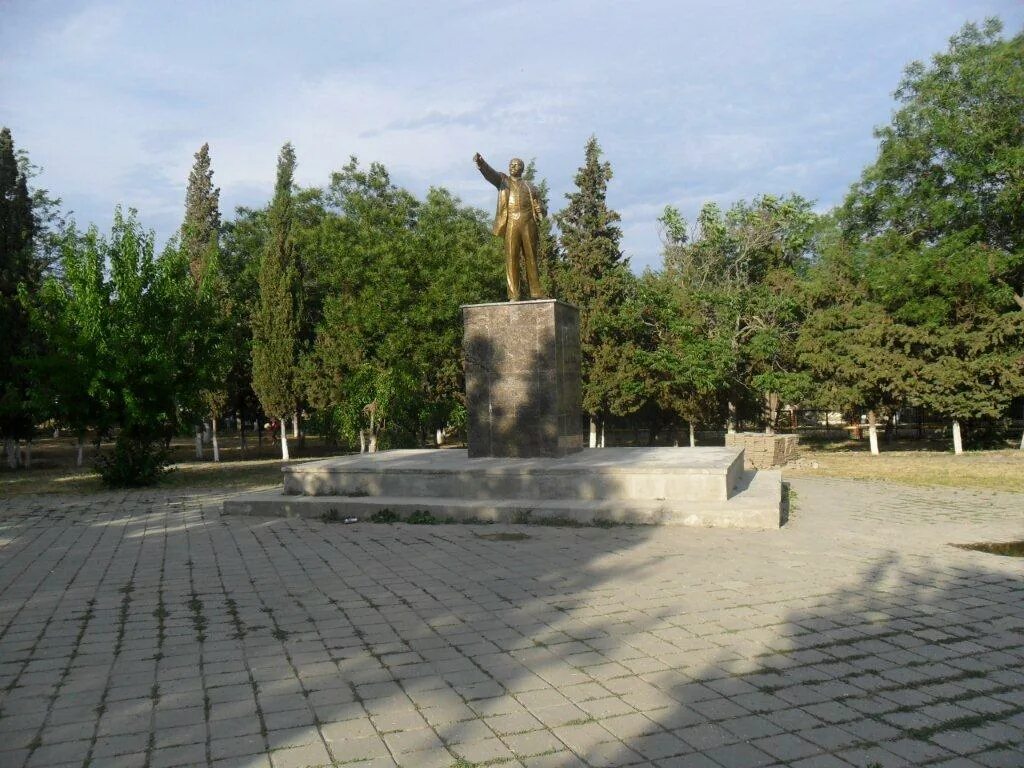 Памятник Ленину в Судаке. Парк Ленино Крым. Памятники города Судак ул Ленина. Горсад Судак. Сайт судакского городского