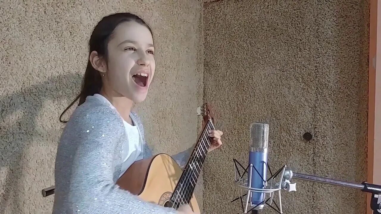 Слушать песню простая женщина простая. Это песня простая. Слушать песню простая женщина простая. Это песня простая. Девушка хорошо поёт.
