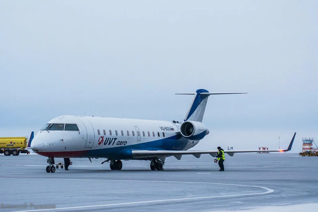 Самолеты в барнауле купить. Аэропорт Барнаул самолеты. Самолёты в барнаульском аэропорту. Рейс Барнаул Новосибирск самолет. CRJ-200 самолет в аэропорте Котласа.