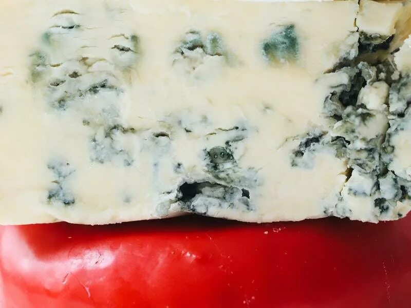 В этих сырых пещерах делают продукт, который едят миллионы людей
