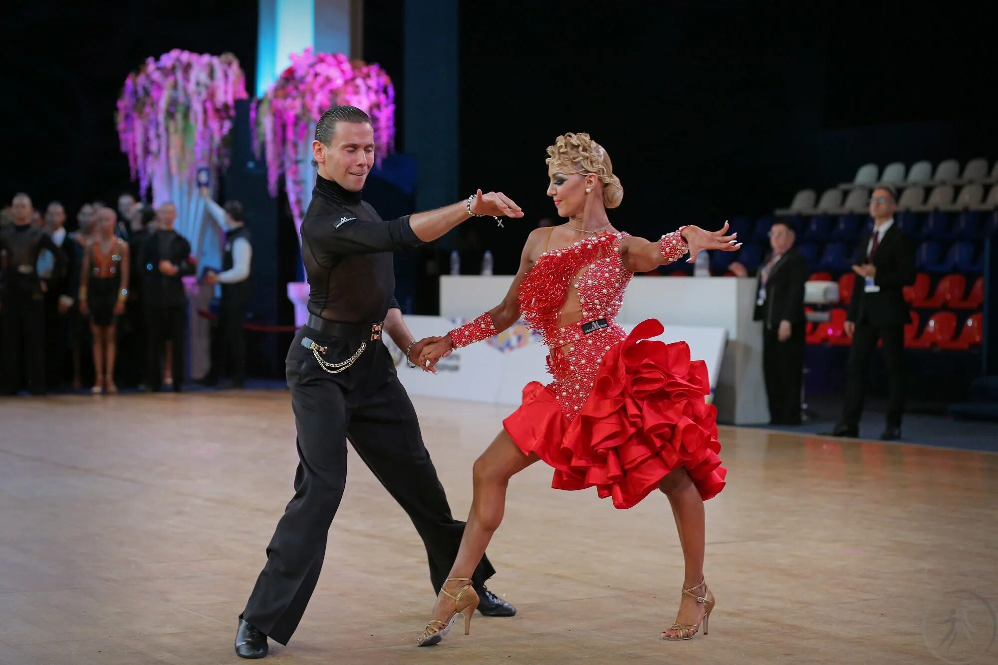 Сергей коновальцев. Коновальцевы бальные танцы. Латиноамериканская программа бальных танцев. Уланов даниил бальные танцы. Стандарт танцы.