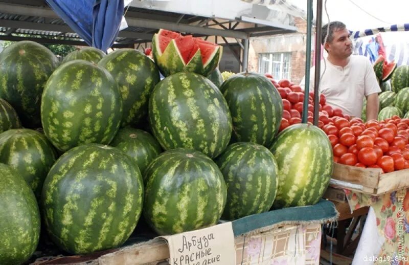 Арбуз сейчас можно. Арбуз Астраханский. Иранский Арбуз. Астраханские арбузы в Москве. Местный Арбуз.