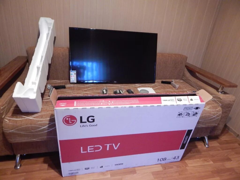 Найден новый телевизор. Телевизор LG 42lf652v. Упаковка коробка с ТВ LG 43lm5777. Телевизор лж 43 дюйма размер коробки. LG 43uq75006lf в коробке.