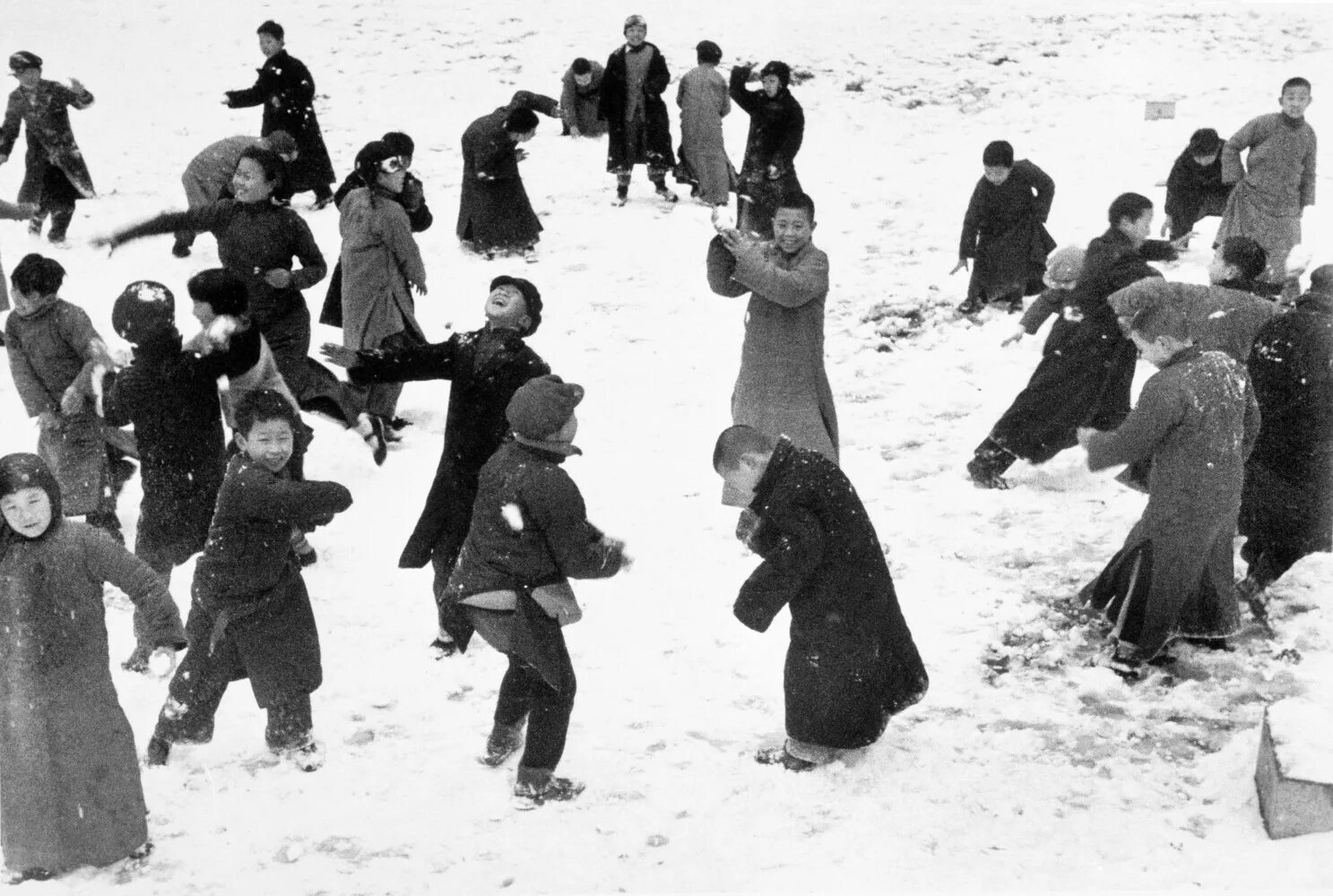 Традиции во время войны. Игра в снежки.