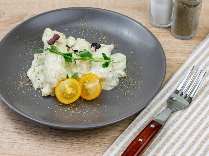 рыба минтай в сметанном соусе. филе минтая под сметанным соусом. рыба филе припущенная судак. рыба запеченная в сметанном соусе. рыба запечённая под сметанмм соусом.