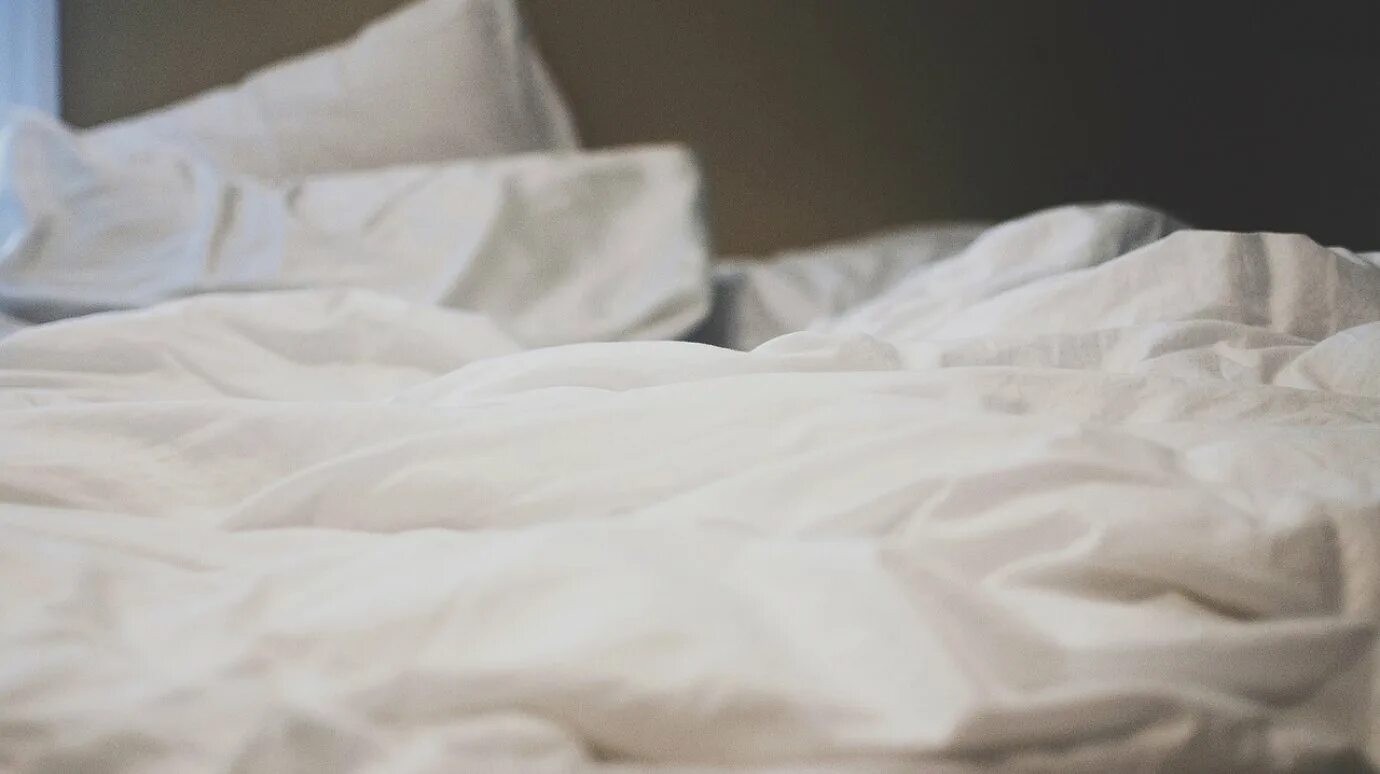 Интересная постель. Простыни. Простынь на кровати. Кровать с белой простыней. Грязное постельное белье.