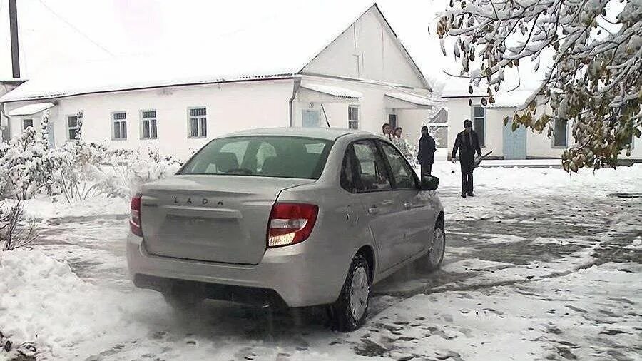 Машина забирает детей. Машина детдома. Школьный автобус архангельская область. Детские машины. Машина детдома.