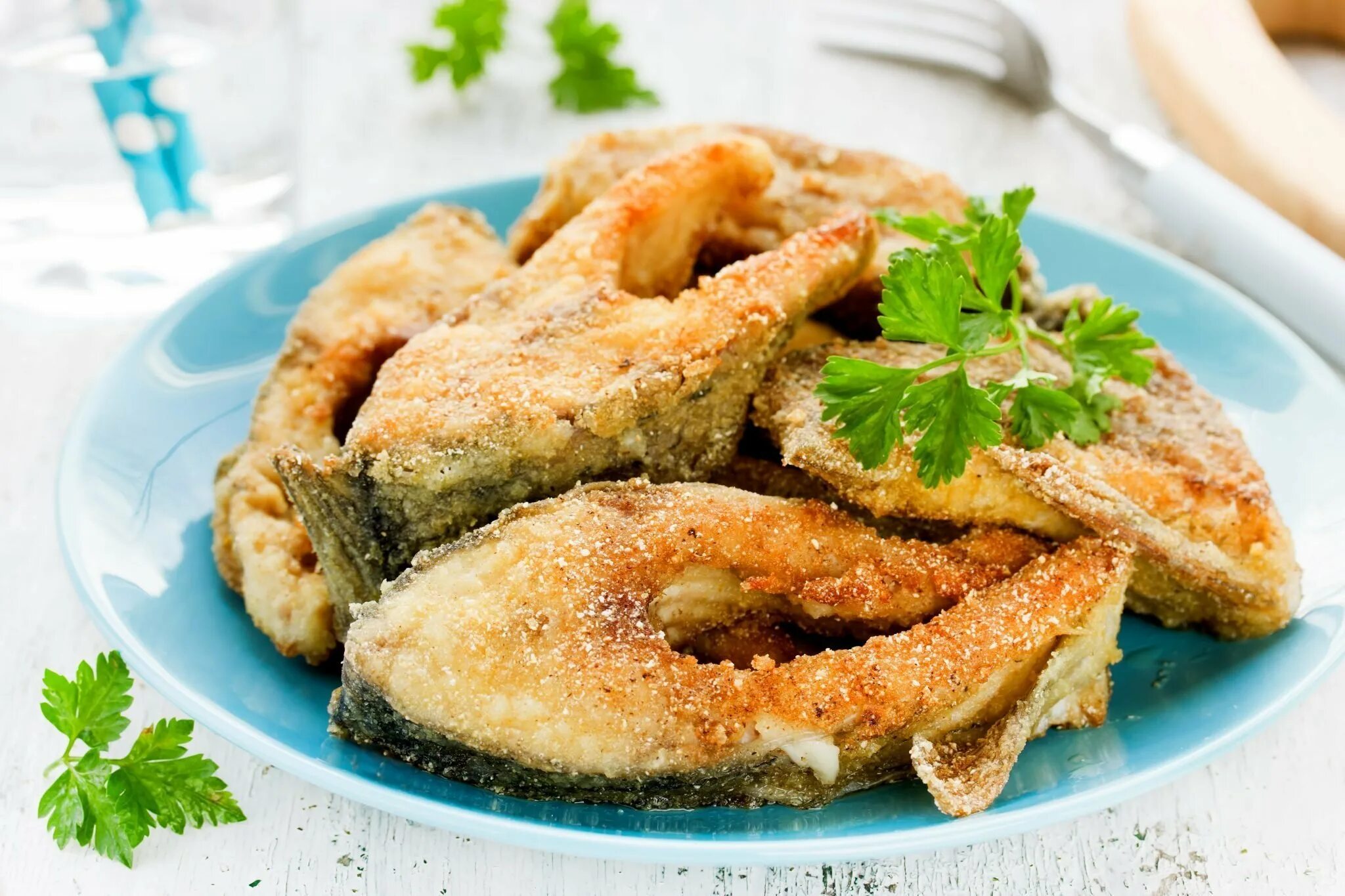 Рецепты рыбы на сковороде кусочками. Рыба жареная. Жареный сазан. Jaennaya riba. Жареная рыба кусками.