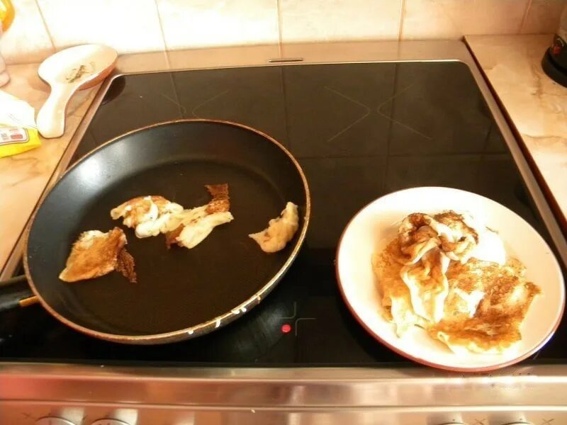 Неудачные блины. Края у блинов не ровные. Почему не получаются блины. Смешное фото блин не получилось. Бледные блины.