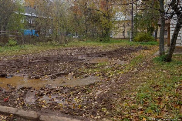 Осеннюю слякоть. Осень слякоть. осень грязь. осень в городе грязь. осенняя грязь в городе.