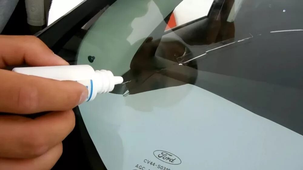 Как остановить трещину на стекле автомобиля. Средство для заклейки трещин на лобовом стекле. Скол на лобовом стекле. Заделывание трещин на лобовом стекле. Заклейка трещин стекла автомобиля.
