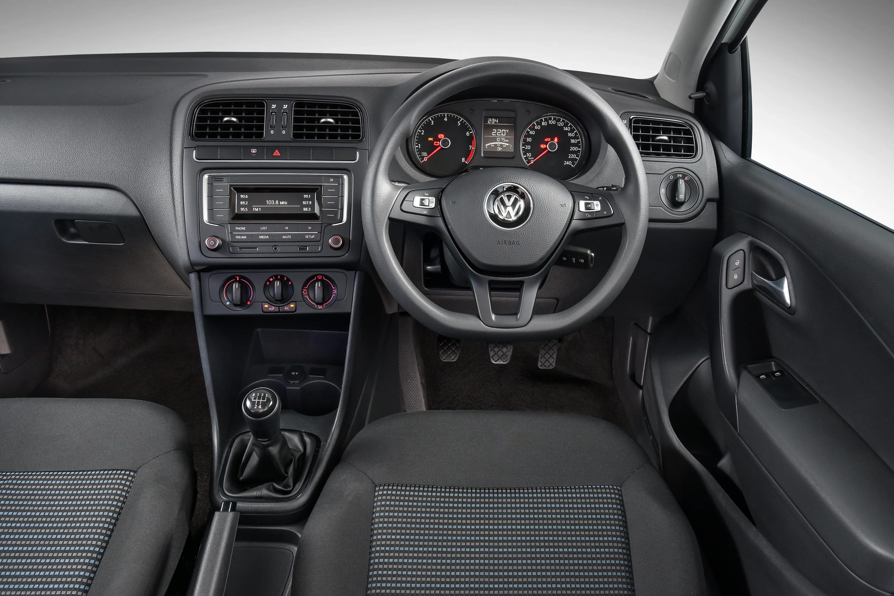 Поло интерьер. Volkswagen Polo 2021 Interior. Volkswagen Polo 6c салон. Volkswagen Polo 2021 панель. Фольксваген поло 6 салон.