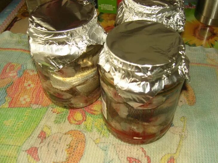 консервы из скумбрии в автоклаве. тушенка в банках из щуки. рыбные консервы из окуня. консерва из рыбы в духовке рецепт. рыба в томатном соусе домашнее консервирование.