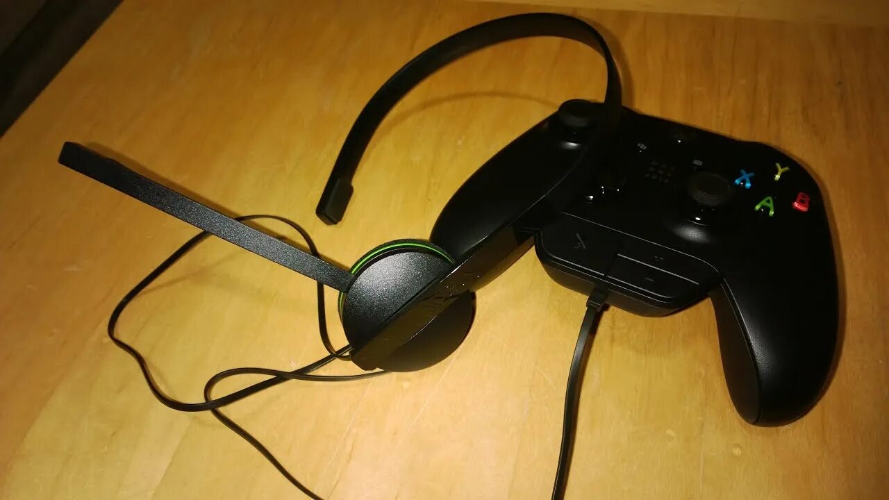 Как подключить наушники headset. Наушники для геймпада Xbox 360. Гарнитура для джойстика Xbox 360. Наушники Икс бокс 360. Гарнитура Xbox one.