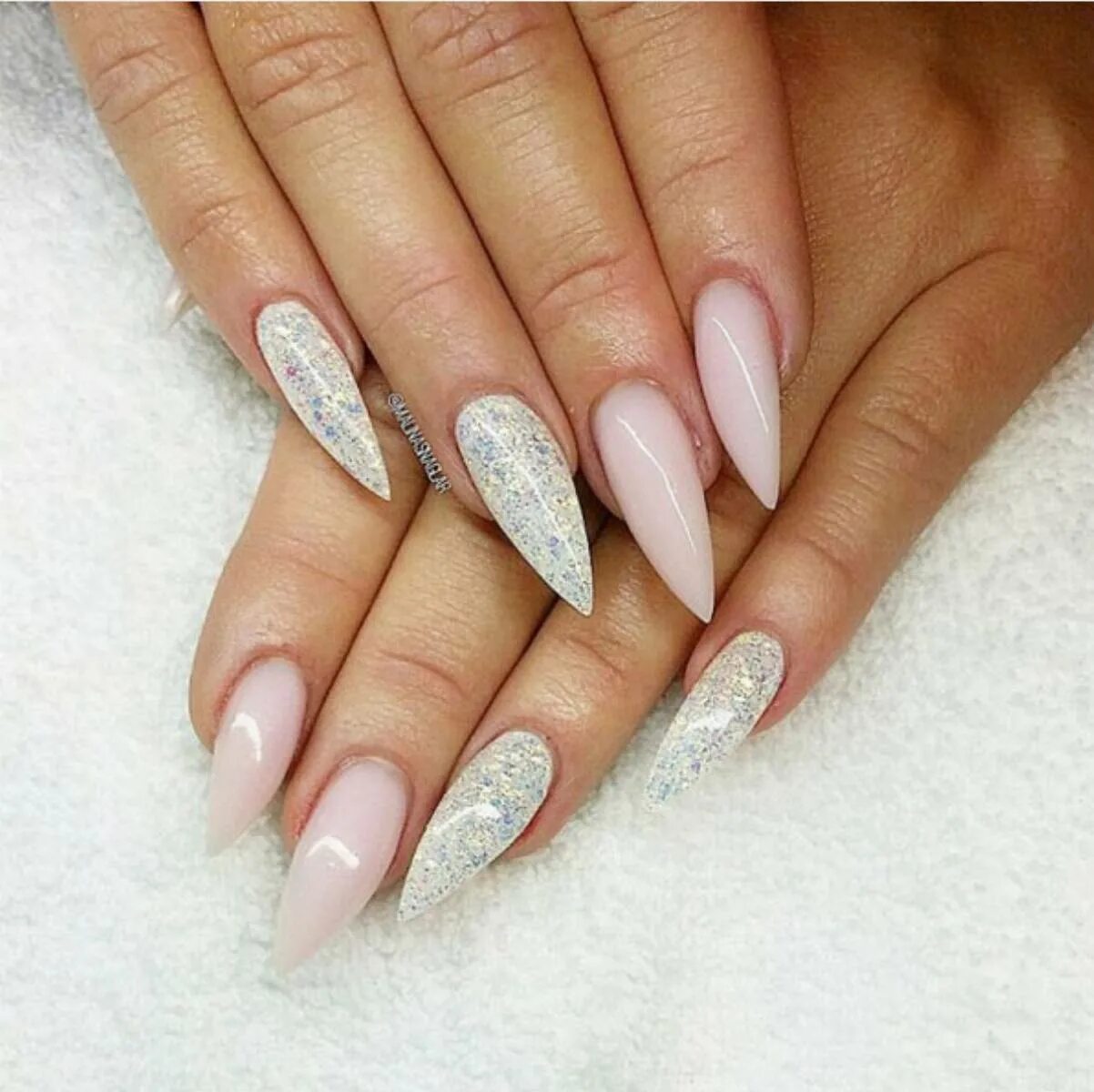 острые ногти. маникюр на длинные ногти острые. ногти длинные острые светлые красивые. френч на стилетах 2022. френч на миндалевидных ногтях.