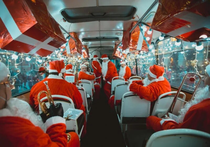 Новый год поездка. Автобус новый год. Новогодний транспорт. Автобус Деда Мороза. Экскурсия автобусная в новогоднюю ночь.
