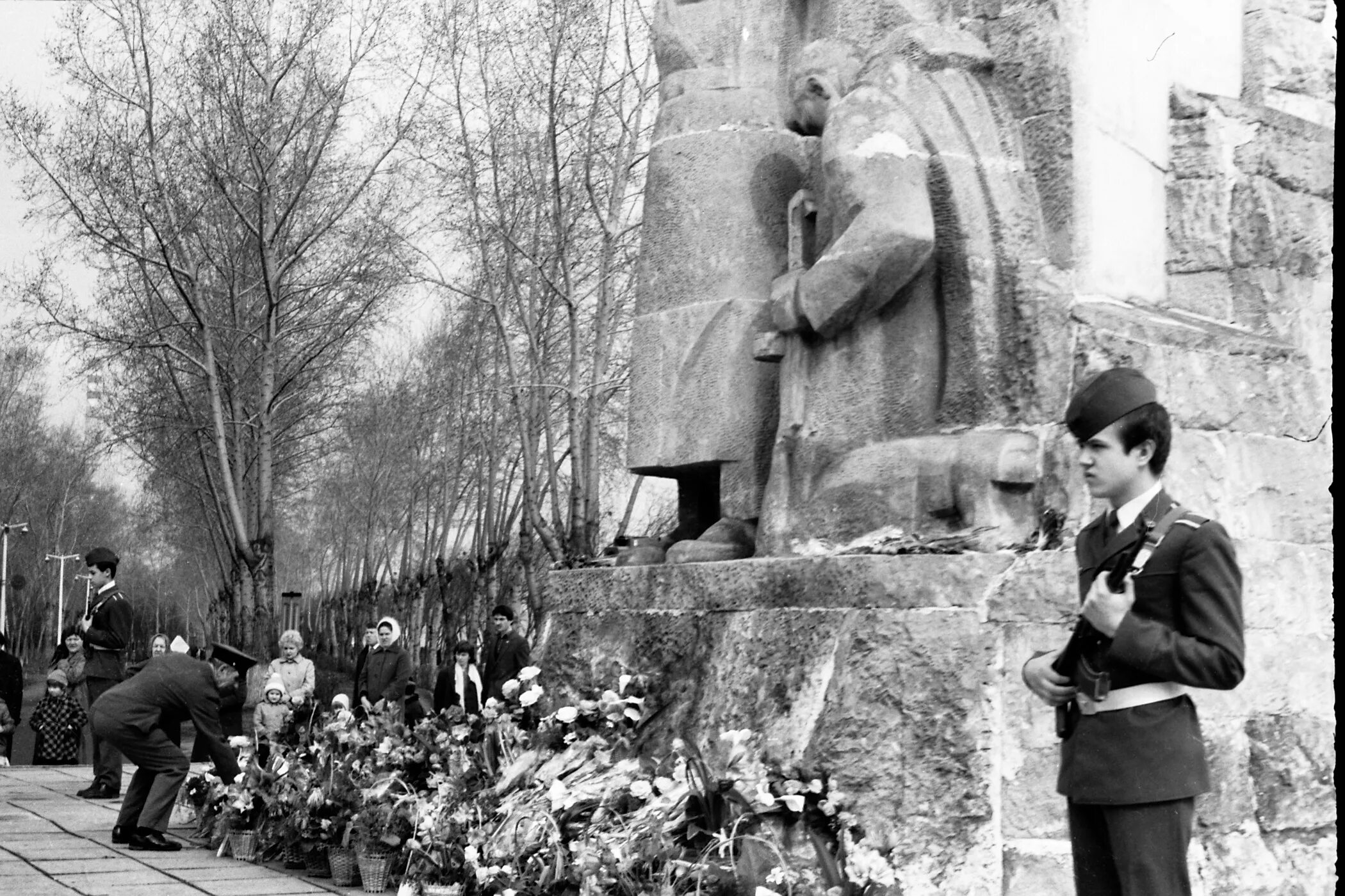 Годовщина кемерово. Мемориал славы воинов-кузбассовцев Кемерово. Памятники славы в Кемерово. Мемориал неизвестному солдату Кемерово. Вечный огонь Кемерово.