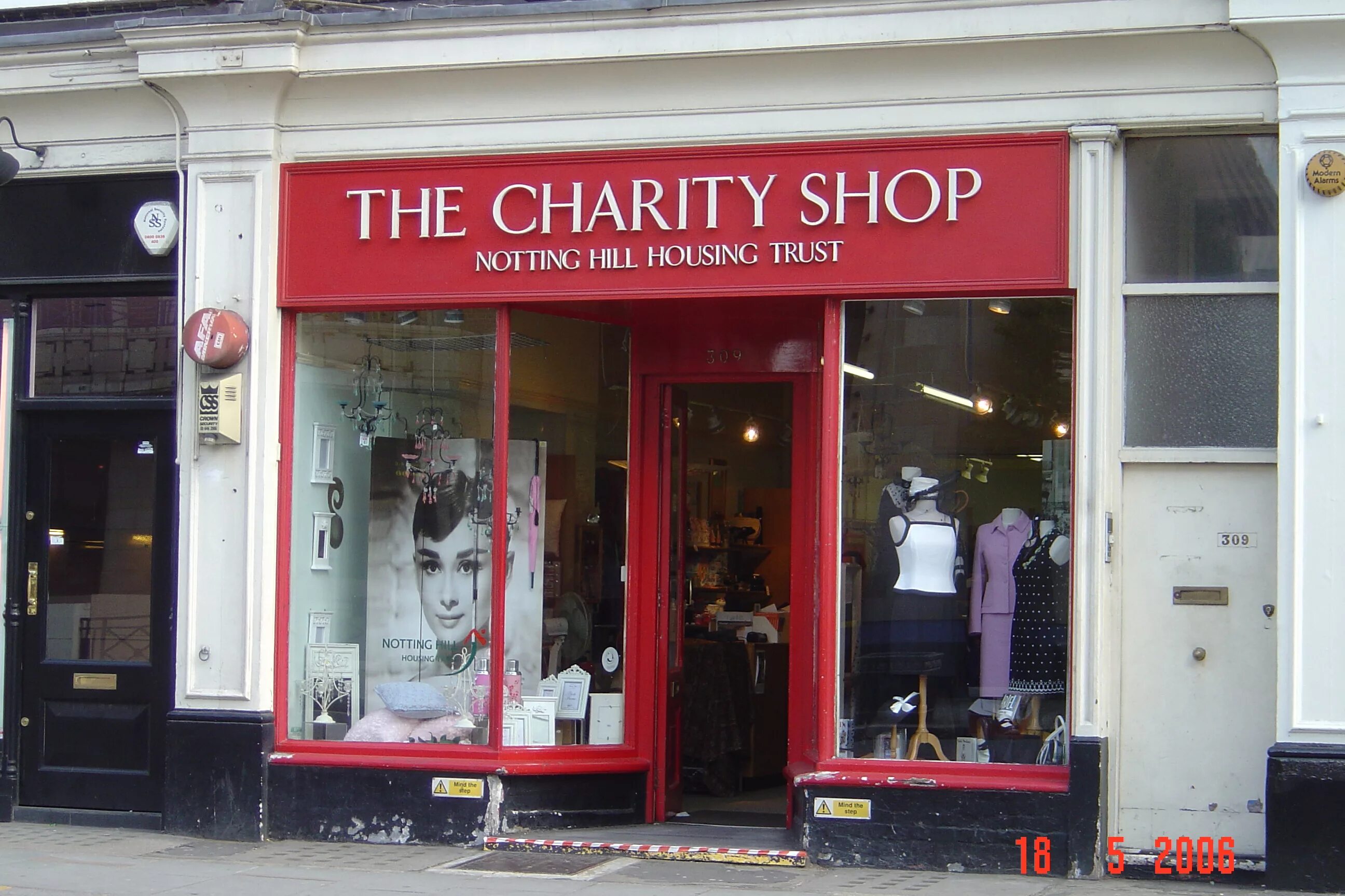 Charity shop is. Чарити шоп в Москве. Благотворительный магазин. Charity shop в Москве. Благотворительный магаз.