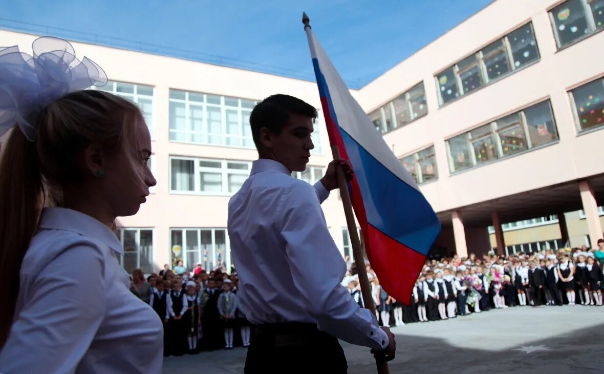 1 сентября 2024 года будет линейка. Поднятие флага в школе. Поднятие флага в школах России. Подъем флага в школе. Поднятие флага РФ В школе.