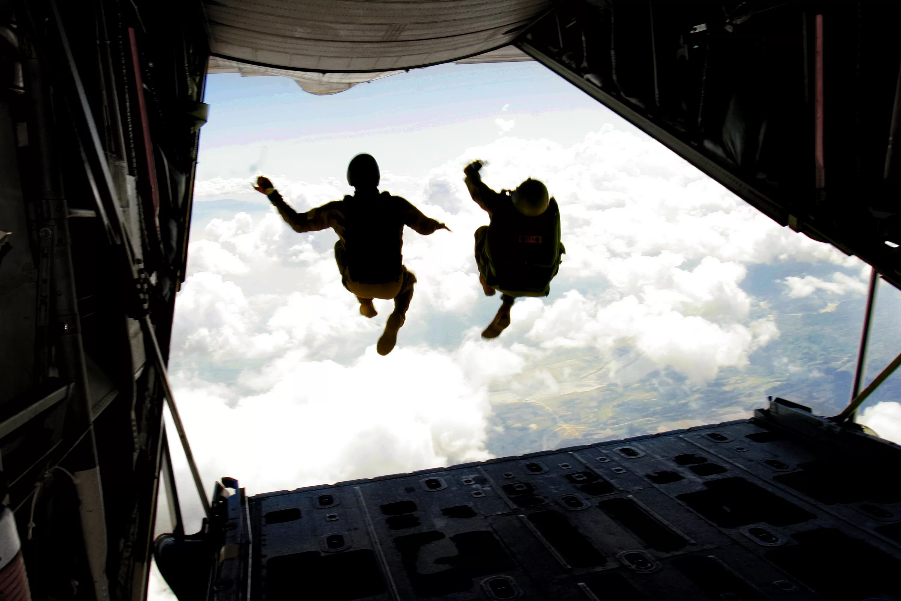 Люди падают с самолета. Прыжок в небо. Прыгает с самолета. Прыжки в высоту. Прыжок с парашютом.