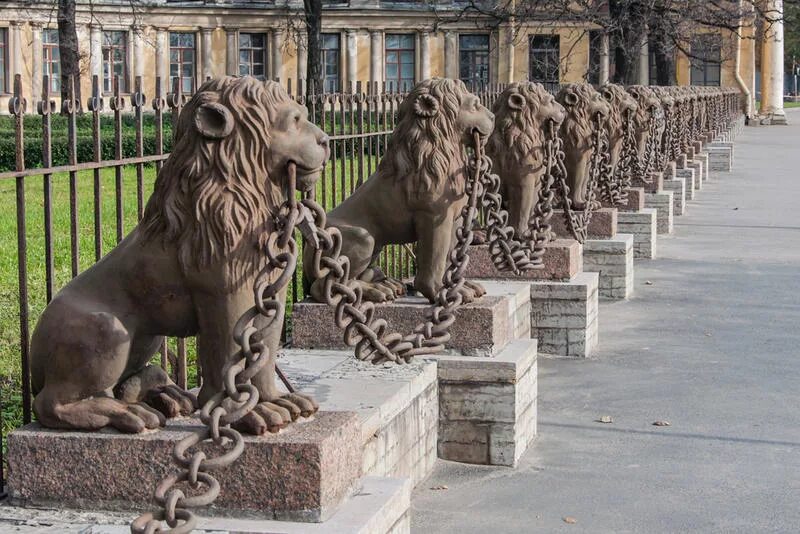 Санкт петербург где львы. Каменные львы в Санкт-Петербурге. Четыре каменных Льва Петергоф. Питерские львы на набережной. Питерские каменные львы.