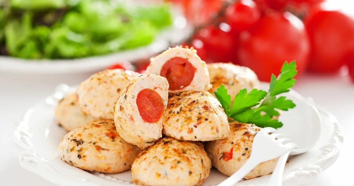 Котлета под сыром и помидором. Шницель из филе индейки. Рубленные котлеты с сыром. Рубленые куриные котлеты с зеленью. Куриные котлеты с помидорами.