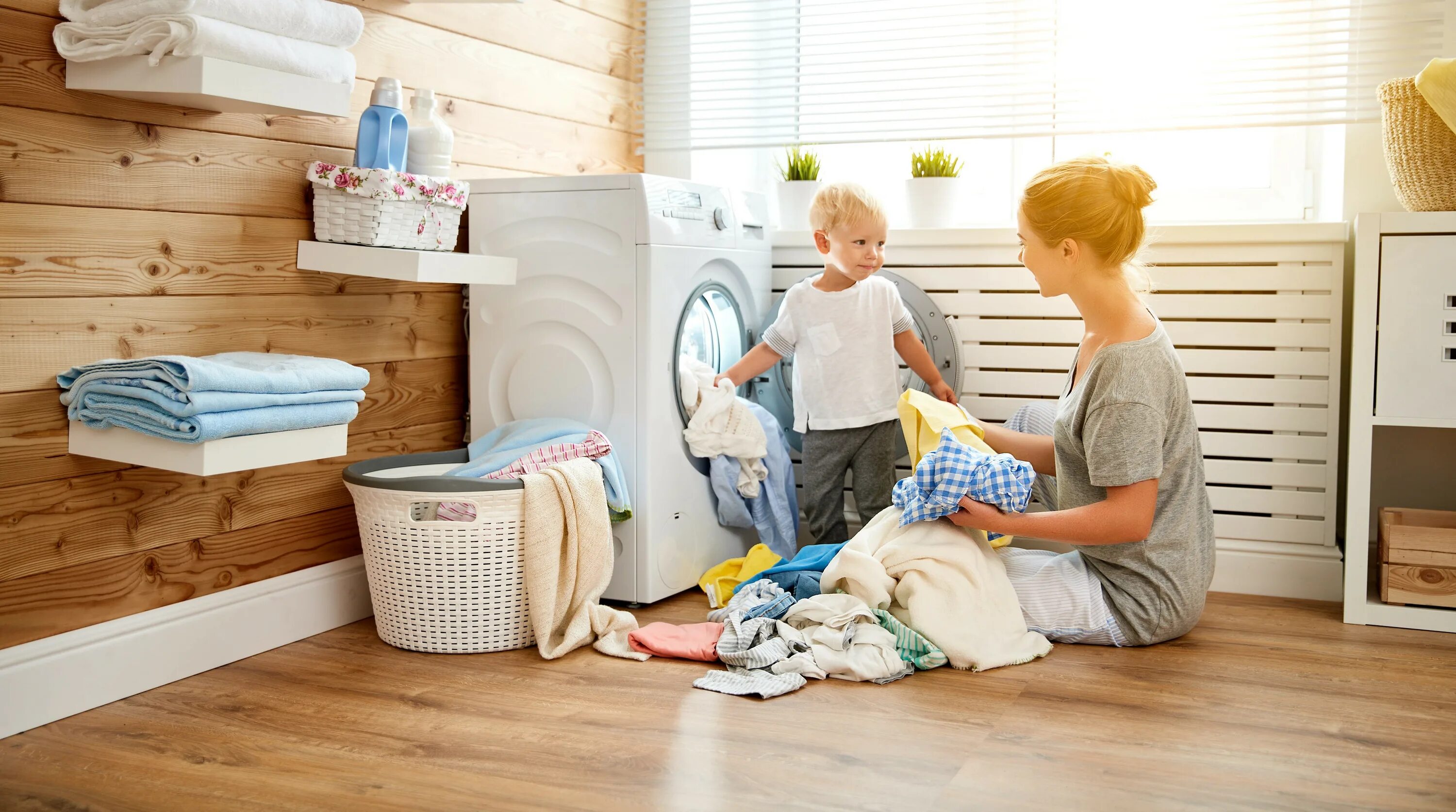 The children have washed. Стирка с детьми. Семья стирка. Стиральная машинка для детей. Дети стирка белья.