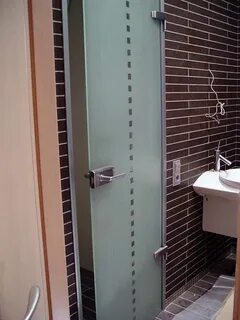 Двери ванной туалета стекла