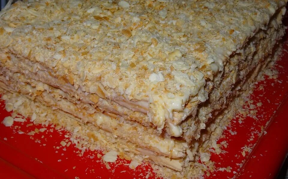 Торт наполеон со сгущенкой из слоеного теста. Наполеон из готовых коржей. коржи слоеные для торта. торт слоеный домашний. торт из коржей наполеон.