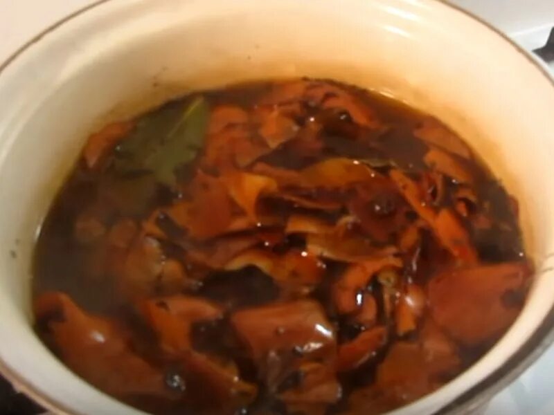 Скумбрия в рассоле в луковой шелухе. Скумбрия в бутылке с чаем. маринад для засолки скумбрии в домашних условиях кусочками. рецепт соленой скумбрии в чае и луковой шелухе. солим скумбрию в луковой шелухе и чае рецепт.