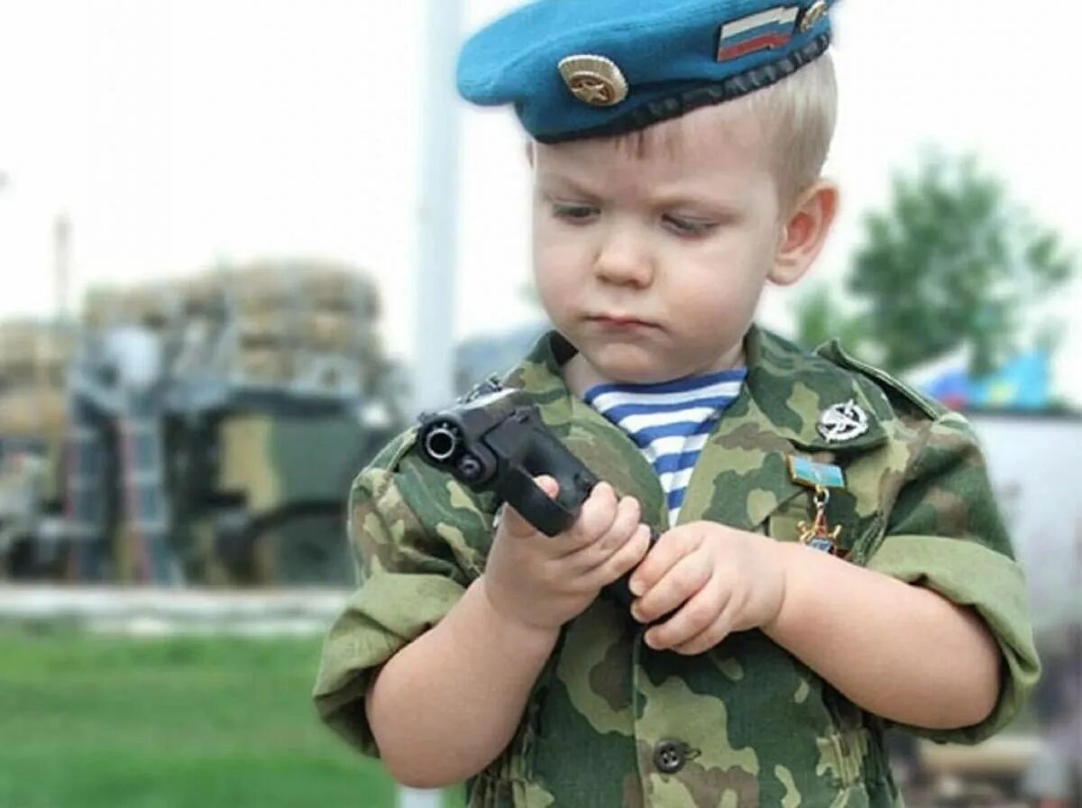 Хорошо ли быть военным. Дети в военной форме. Малыш в военной форме. Маленький военный.