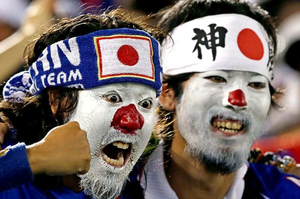 Японские болельщики. Японцы болельщики. Фанаты Японии. Футбольные фанаты Японии.