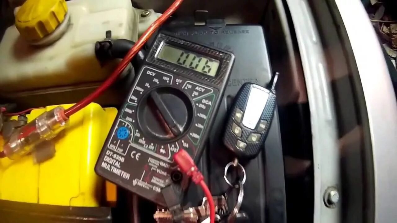 Сколько ток в машине. Мультиметр автомобильный ATP-2182. Замерить ток утечки аккумулятора автомобиля. Блок утечки тока. Замер напряжения на АКБ ВАЗ 2110.