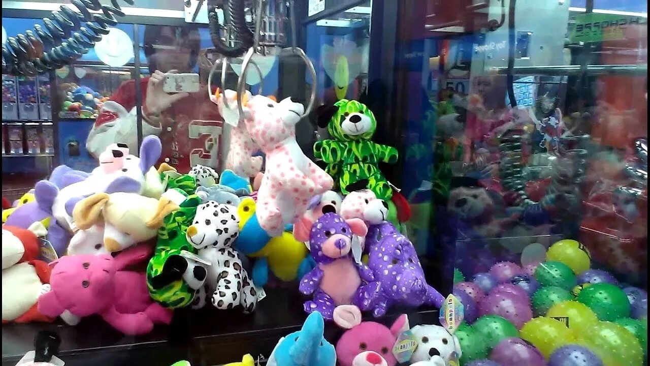 Игровой автомат с игрушками. Обмен на большую игрушку. Мягкая игрушка из автомата с игрушками. Игровой автомат с игрушками. Обмен на большую игрушку.