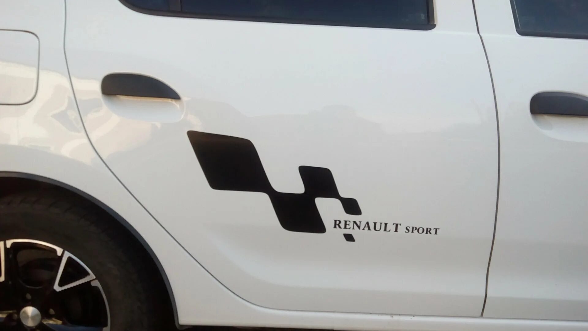 Наклейки Renault Sandero Stepway. Рено Сандеро 2 наклейки. Наклейки на Рено Сандеро 2 белый. Renault Sport наклейки. Купить наклейку рено