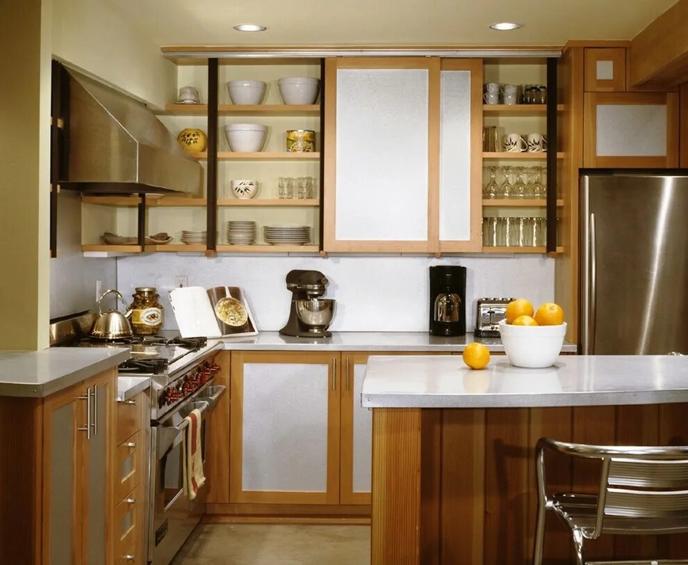Как можно обустроить кухню. Кухни с полками. Шкаф на кухню. Кухня с раздвижными дверцами. Полочки для кухни.